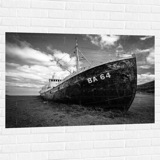 WallClassics - Muursticker - Oud Scheepswrak op Strand (zwart/wit) - 120x80 cm Foto op Muursticker
