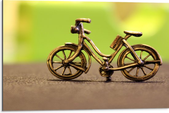 WallClassics - Dibond - Miniatuurbeeld van Gouden Fiets - 75x50 cm Foto op Aluminium (Met Ophangsysteem)