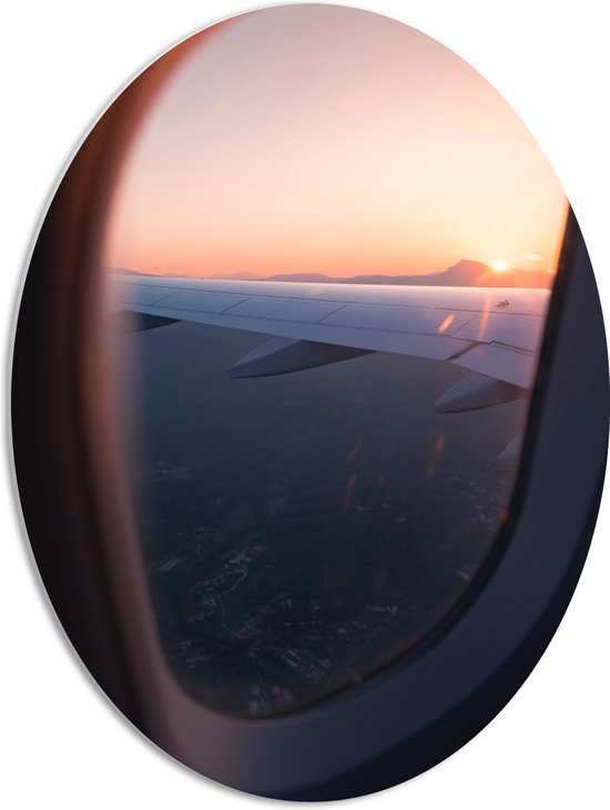 WallClassics - PVC Schuimplaat Ovaal - Vliegtuigvleugel vanuit Raam bij Zonsondergang - 51x68 cm Foto op Ovaal  (Met Ophangsysteem)