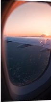 WallClassics - PVC Schuimplaat- Vliegtuigvleugel vanuit Raam bij Zonsondergang - 50x100 cm Foto op PVC Schuimplaat