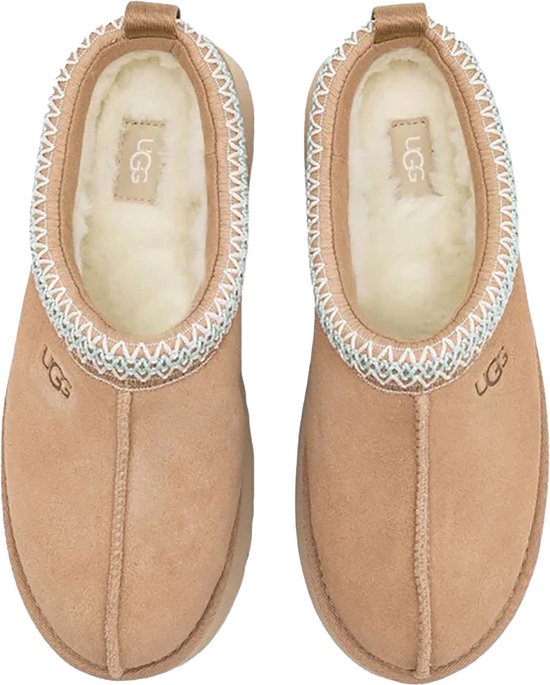 Lichtbruine UGG Tazz slippers voor dames, met crèmekleurige voering en een decoratieve zigzagrand in mintgroen en wit.