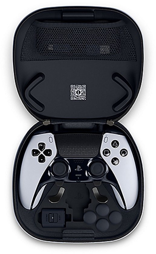 Open witte DualSense Edge controller opbergcase met witte en zwarte controller en accessoires erin.