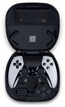 Open witte DualSense Edge controller opbergcase met witte en zwarte controller en accessoires erin.