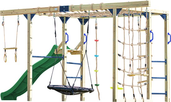 Houten speeltoestel met groene glijbaan, nestschommel, klimtouwen, klimnet, ringen en ladders, op een witte achtergrond.