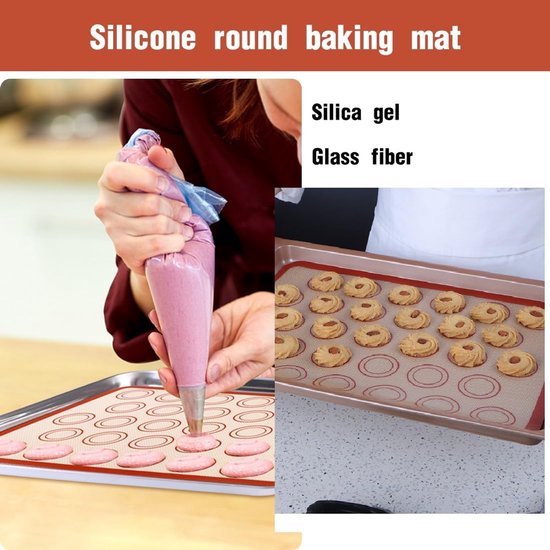 Linker afbeelding: Hand met spuitzak spuit deeg op rode macaron bakmat. Rechter afbeelding: bakmat met gebakken koekjes. Tekst: "Silicone round baking mat", "Silica gel", "Glass fiber".
