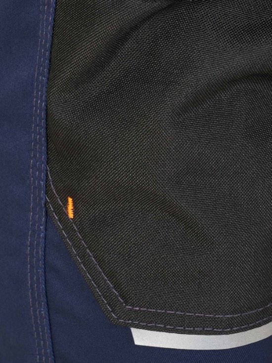 Pantalon de travail bleu marine avec une poche noire renforcée avec passepoil réfléchissant.