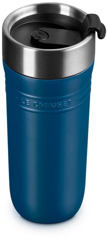 Een diepblauwe Le Creuset dubbelwandige beker met zilverkleurig deksel.