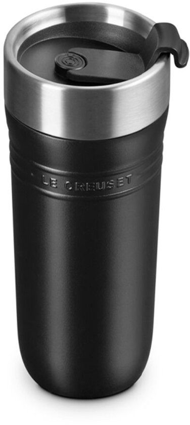 Zwarte thermosbeker met Le Creuset logo, met deksel erop.