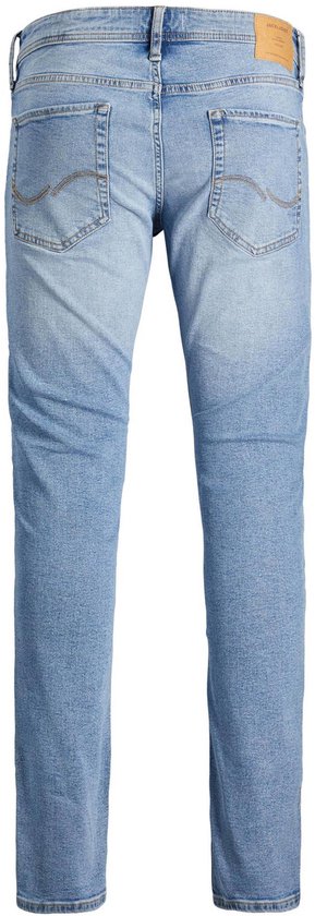 Lichtblauwe skinny jeans, van achteren gezien, met twee opgestikte achterzakken.