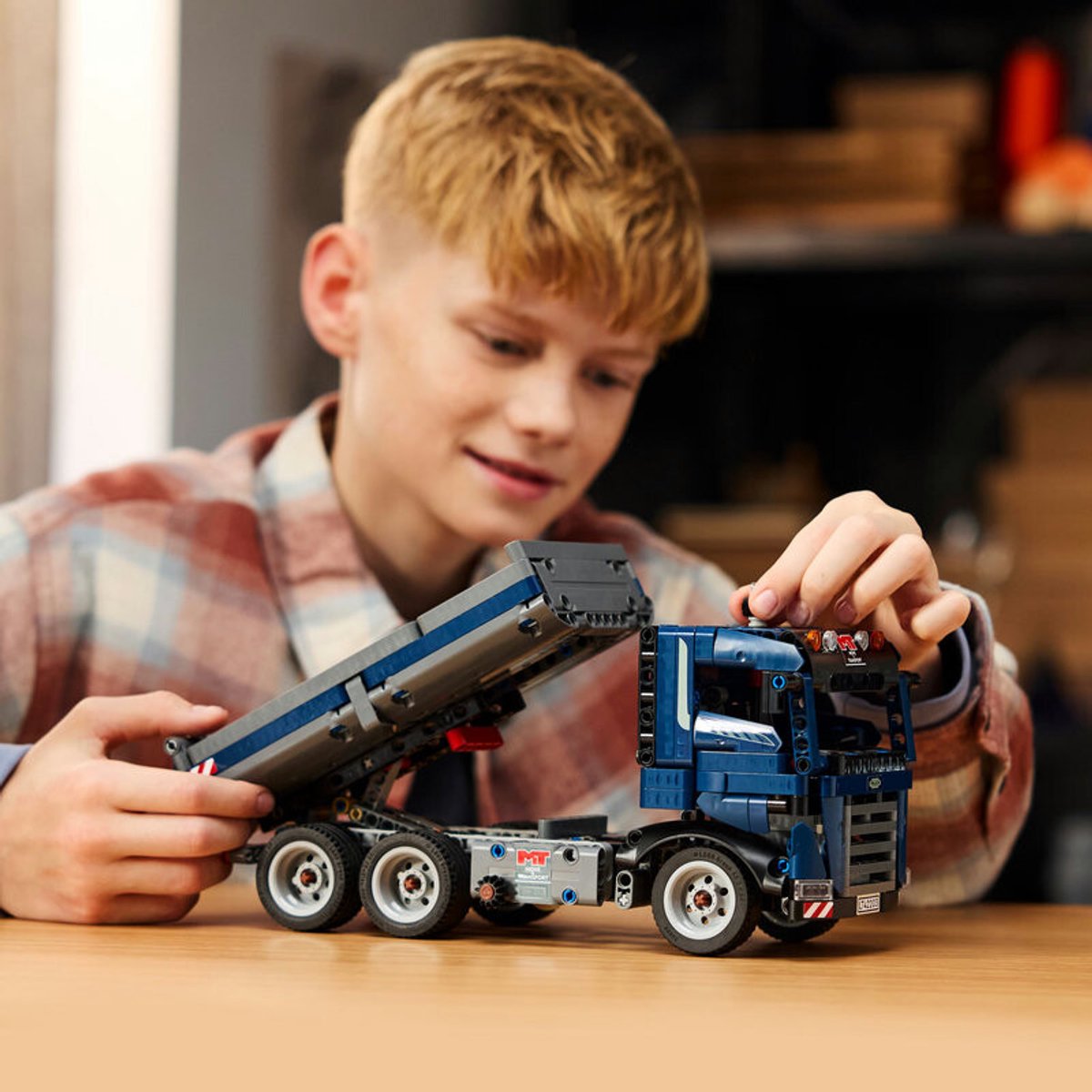 LEGO® Technic Vrachtwagen met kiepfunctie speelgoed - 42203 — afbeelding 21