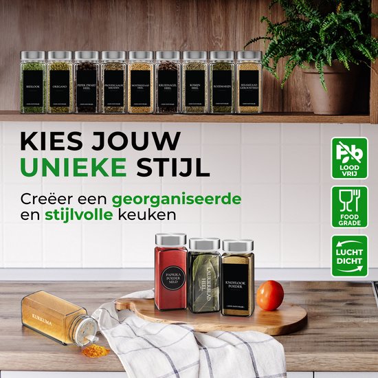 Rij met zes glazen kruidenpotjes met inhoud zoals kurkuma en paprikapoeder, naast een tomaat op een snijplank. Afbeelding toont 'Loodvrij' en 'Lucht Dicht'.