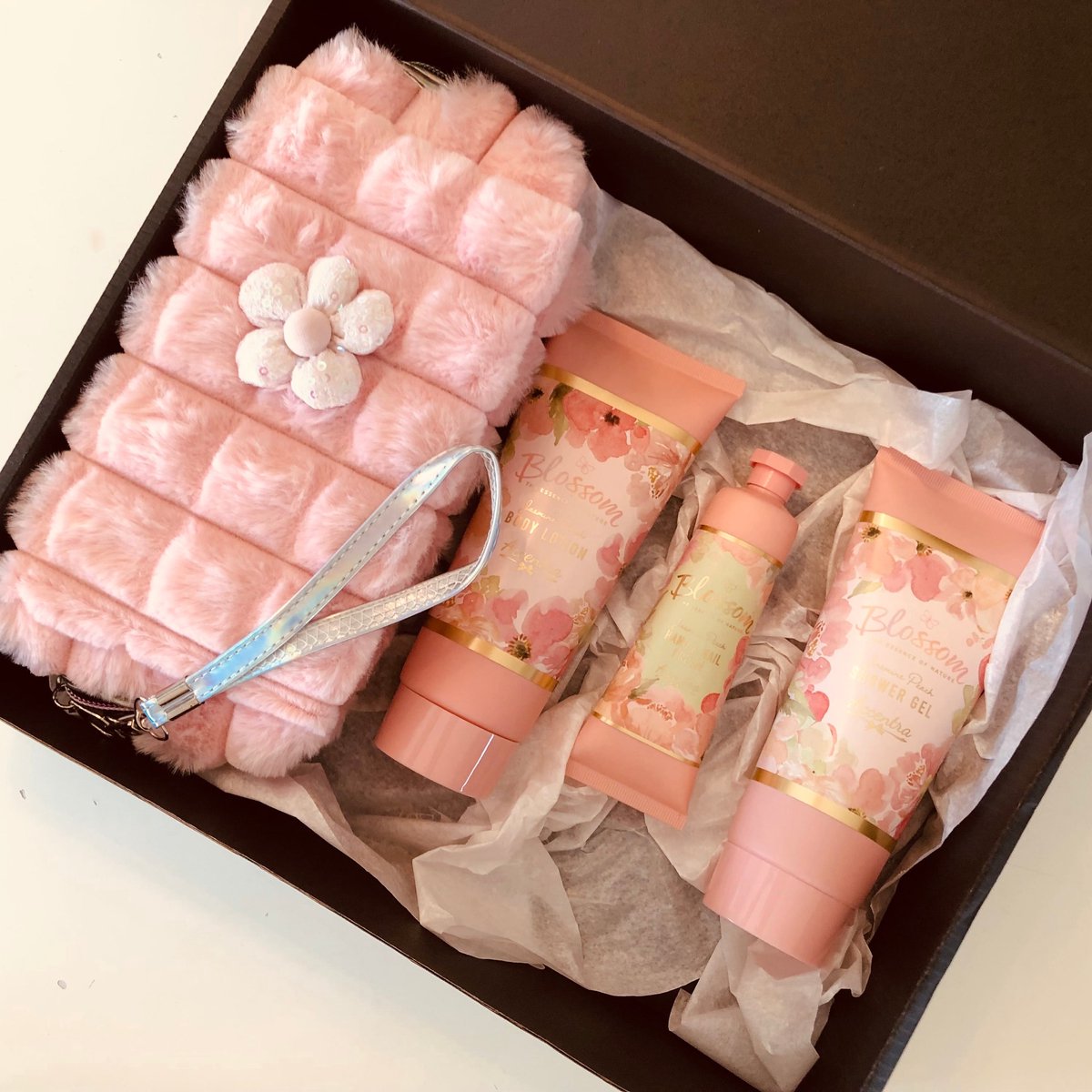 Luxe Beauty Cadeaubox “Blossom” – Roze Fluffy Toilettas + Douchegel, Bodylotion & Handcrème – Verwenpakket voor Vrouwen – Perfect verjaardag of moederdagcadeau