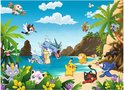 Tropische scène met Pikachu, Gyarados en vele andere Pokémon aan de kust, met palmbomen en rotsen.