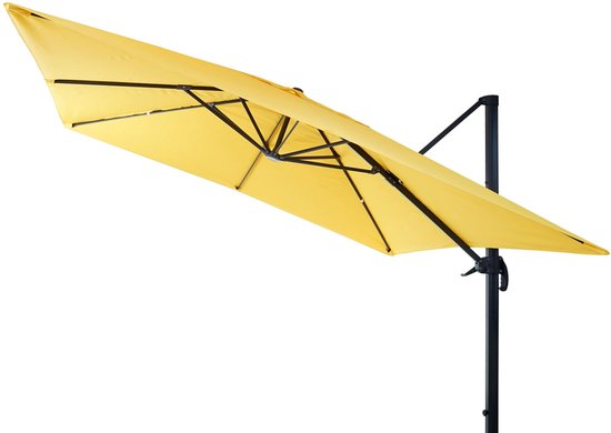 Gele zweefparasol met zwart frame, op een witte achtergrond.