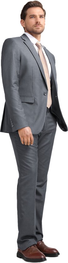 Homme en costume gris avec une cravate à rayures légères, une chemise blanche et des chaussures marron.