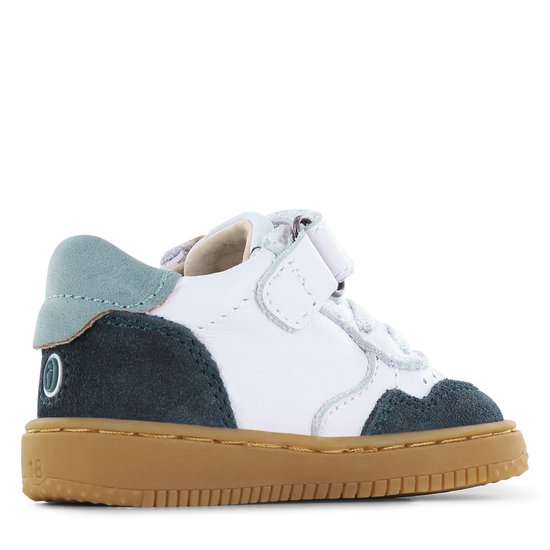 Witte sneaker met blauwe suède accenten en bruine zool. Met klittenband en veters.