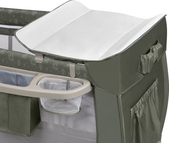 Gedetailleerd zicht op de commode van een donkergroen reisbedje met organizer.