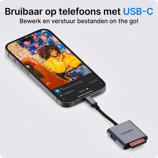 Une main tenant un hub USB-C Voomy 3-en-1, montré avec une carte SD et des ports USB-A, à côté d'un smartphone connecté.