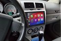 Caliber 2-DIN autoradio met 7-inch touchscreen geïnstalleerd in een auto dashboard.