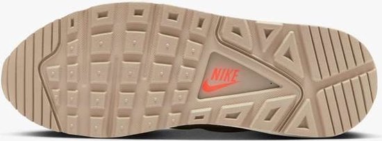 Onderkant van beige Nike Air Max Command PRM sneaker met beige zool, oranje Nike logo.