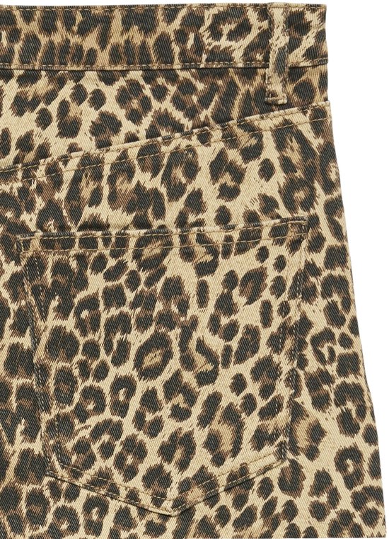 Detail van een broek met luipaardprint, met zak.