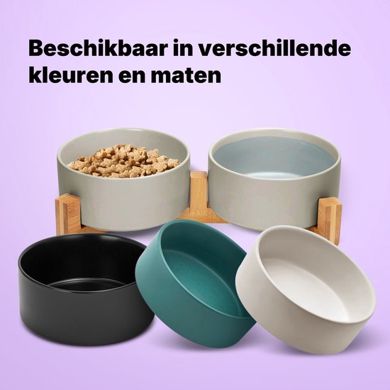 Grijze keramische dubbele voerbak op bamboe standaard, met extra voerbakken in zwart, groen en beige.