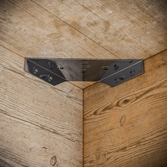 Een verzinkte metalen hoekversterker met 6 gaten, bevestigd in een houten hoek.