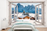 Behang - Fotobehang Winterlandschap - Huisje - Bergen - Uitzicht - Doorkijk - Natuur - Breedte 525 cm x hoogte 350 cm