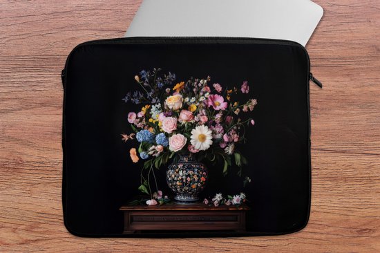 Laptophoes 15.6 inch - Bloemenvaas - Hout - Bloemen - Boeket - Laptop sleeve - Binnenmaat 37x26 cm - Zwarte achterkant