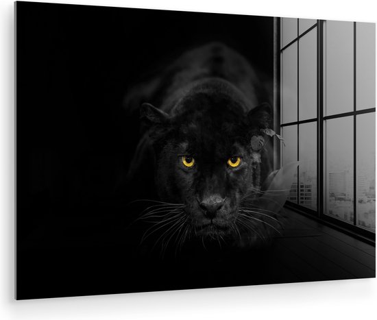 Glasschilderij van een zwarte panter met intense gele ogen, kijkend vanuit een donkere ruimte naar een raam met uitzicht op een stad.
