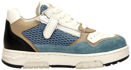 Kinder sneaker met witte veter, blauw suède, beige en zwart leer, en oranje accenten. Mesh panelen.