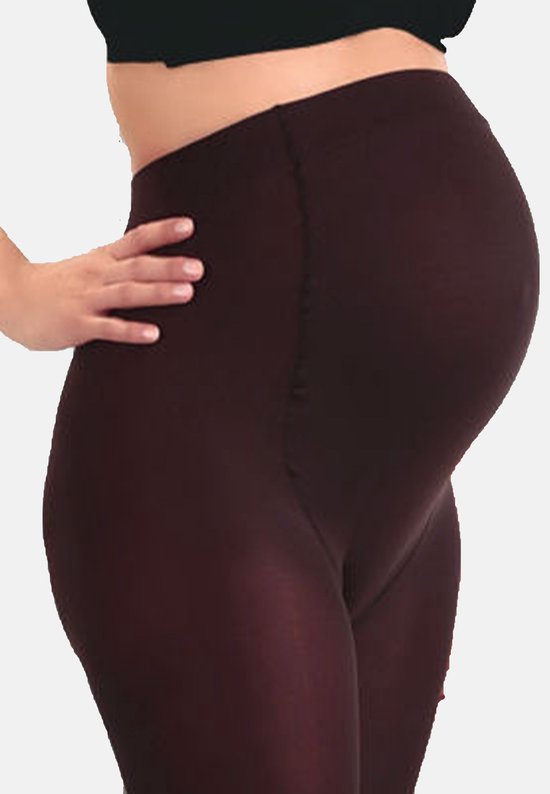 Close-up van de buik van een zwangere vrouw in een wijnbruine panty.