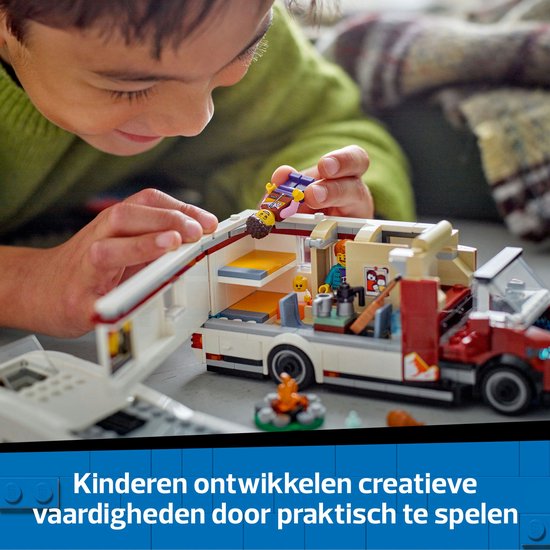 Jongen bouwt een Lego City camper, met details van de binnenkant.