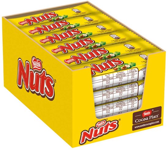 Gele doos met Nestlé Nuts repen, elk met de tekst 'Nuts' en afbeeldingen van hazelnoten.