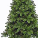 Detail van een volle, groene kunstkerstboom met dichte naalden.