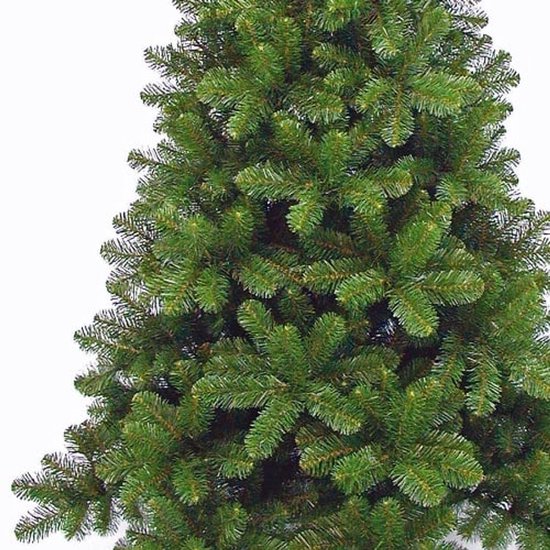 Detail van een volle, groene kunstkerstboom met dichte naalden.