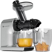Zilverkleurige slowjuicer met een sapbeker vol goudgeel sap en een lege pulpbeker, tegen een witte achtergrond.