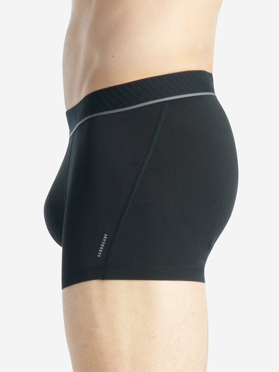 Zijkant van een zwarte boxer met elastische tailleband en AEROREADY logo.