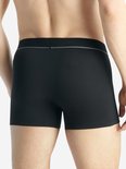 Achterkant van zwarte Adidas boxershorts met grijze tailleband.