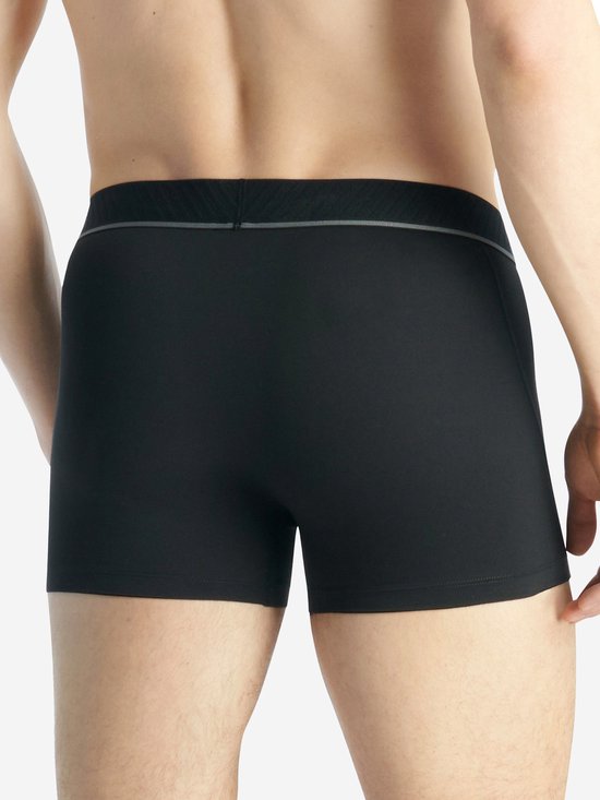 Achterkant van zwarte Adidas boxershorts met grijze tailleband.