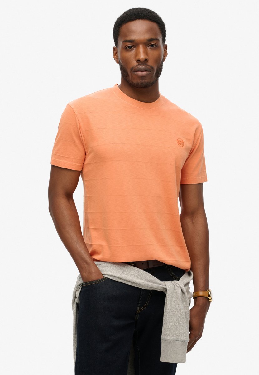 Superdry T-shirt Vintage Texture Tee M1011570a Smoked Rust Mannen Oranje