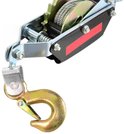 Gedetailleerd beeld van een handlier met een metalen behuizing, tandwielen, kabeltrommel en een rode "IMPORTANT" sticker.