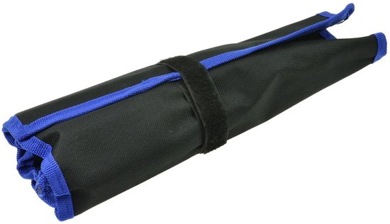 Een opgerolde zwarte GEKO opberghoes met blauwe rand, met een klittenbandsluiting.
