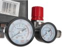 Zwarte drukschakelaar met twee drukmeter met witte wijzerplaten en metalen koppelingen.