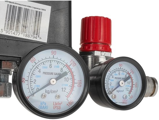 Zwarte drukschakelaar met twee drukmeter met witte wijzerplaten en metalen koppelingen.