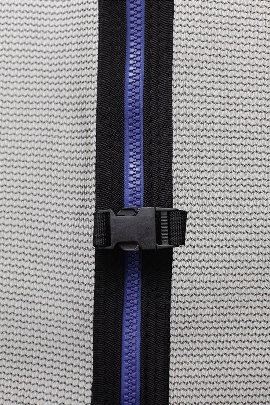 Detailopname van rits met blauwe tandjes en zwarte band, met zwarte gesp aan de zijkant op trampoline net.