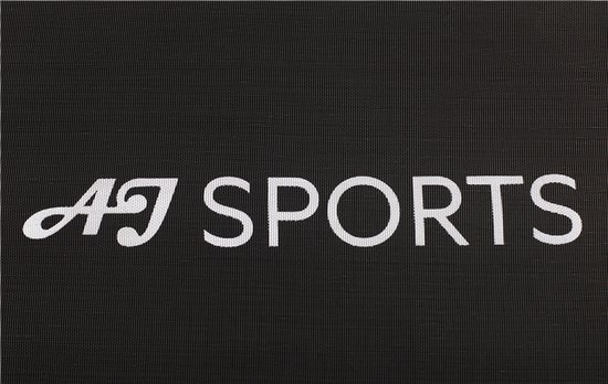 Wit logo "AJ SPORTS" op een zwart trampoline oppervlak.