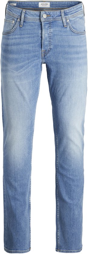 Lichtblauwe jeans met een straight fit, voorzien van een 'JACK & JONES' label bij de taille.