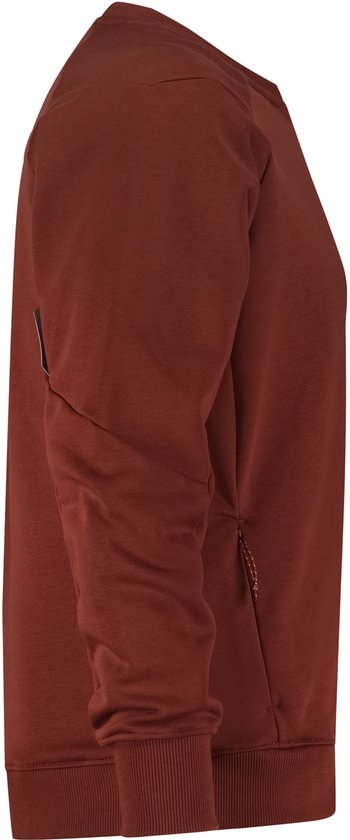 Donkerrode sweater, zijkant. Logo 'DASSY' geborduurd op de onderkant van de mouw.