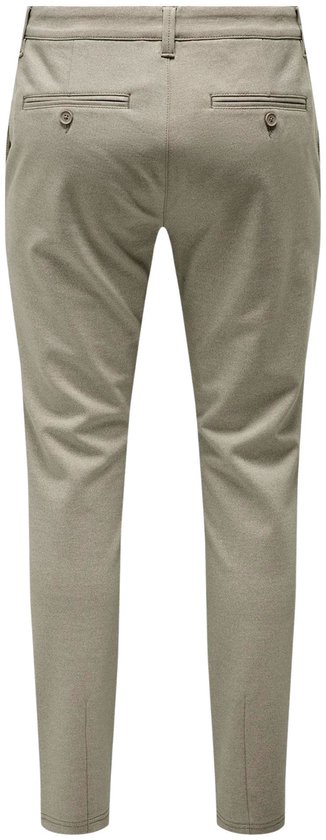 Achterkant van een beige chino met twee paspelzakken en knopen.